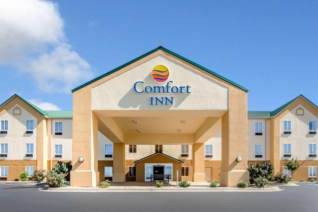 a front view of a hotel with a comfort inn at Comfort Inn Lexington South in Nicholasville