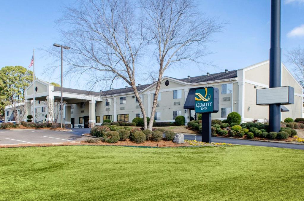 a hotel with a sign in front of a building at Quality Inn Ruston in Ruston