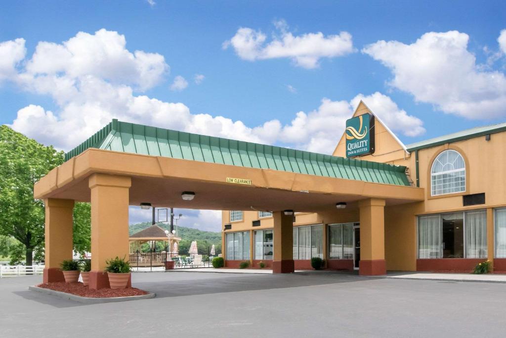 a hotel with a sign on top of it at Quality Inn & Suites in Horse Cave