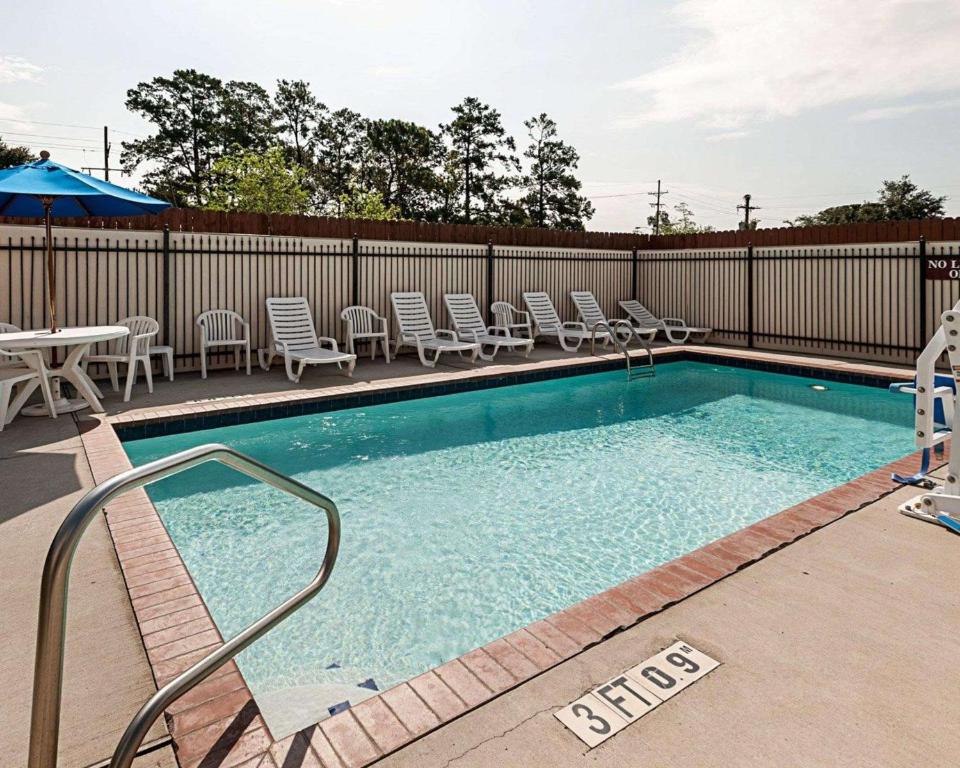 Piscina a Comfort Suites Lake Charles o a prop
