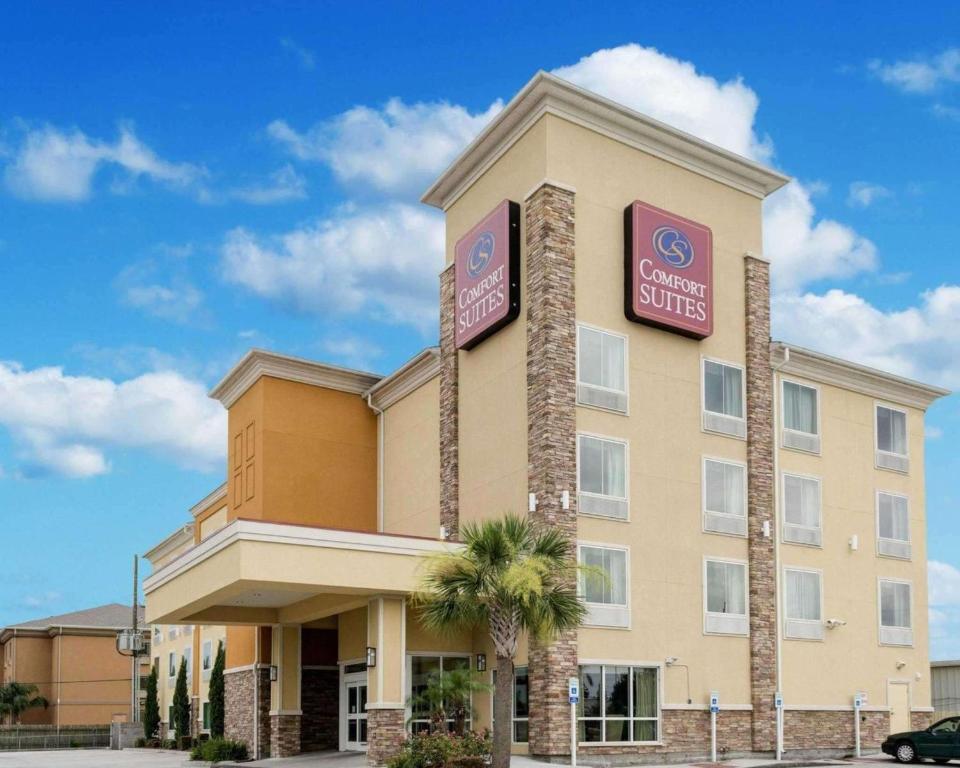 un hotel con un cartello sul lato di Comfort Suites Harvey - New Orleans West Bank a Harvey