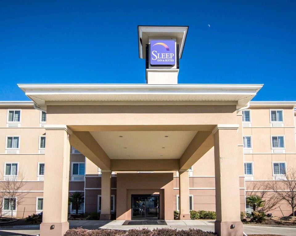 een bord bovenop een hotelgebouw bij Sleep Inn & Suites Medical Center in Shreveport