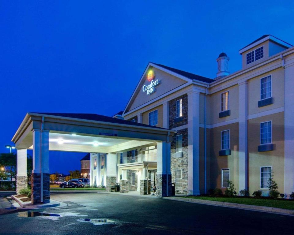 a rendering of a hotel at night at Comfort Inn West Monroe near Sports & Events Center in West Monroe