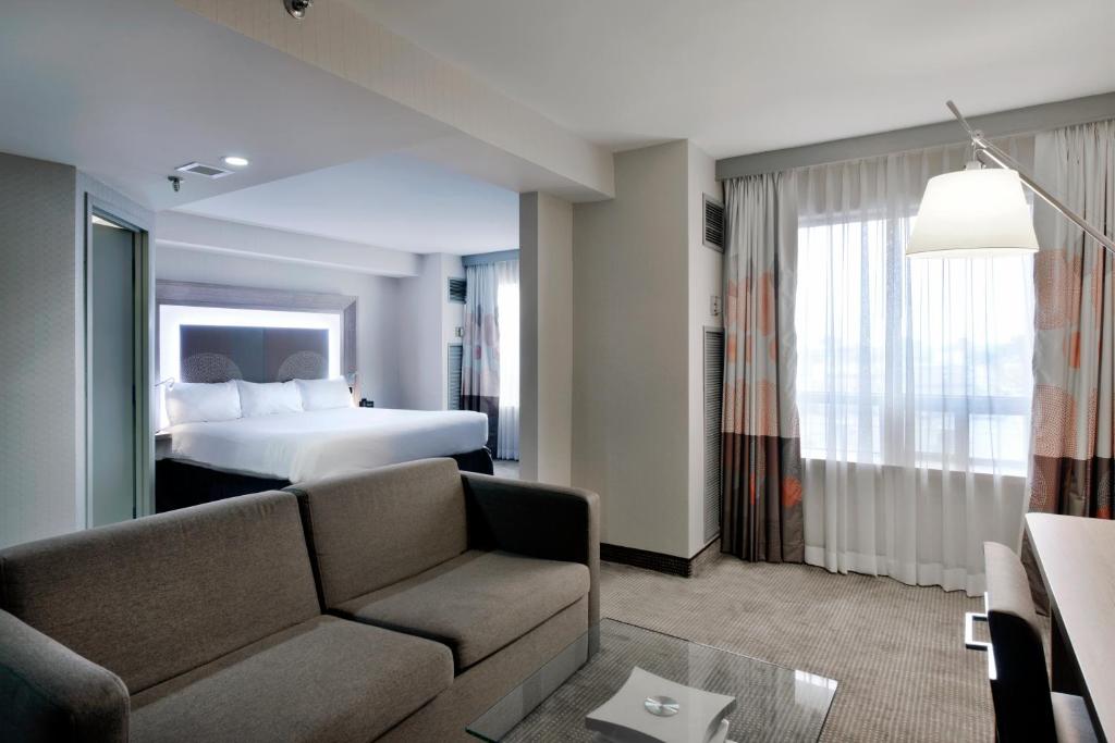 DoubleTree by Hilton Ottawa Downtownにあるベッド