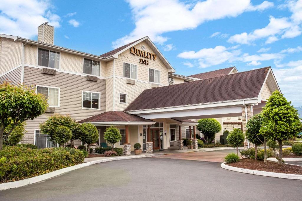 a front view of a hotel with a driveway at Quality Inn & Suites Federal Way - Seattle in Federal Way