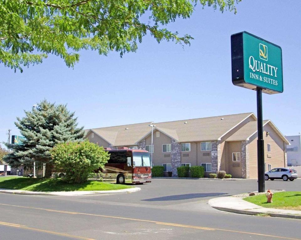 ein Gebäude mit einem Schild, das die Suiten des Unity Inn liest in der Unterkunft Quality Inn & Suites in Twin Falls