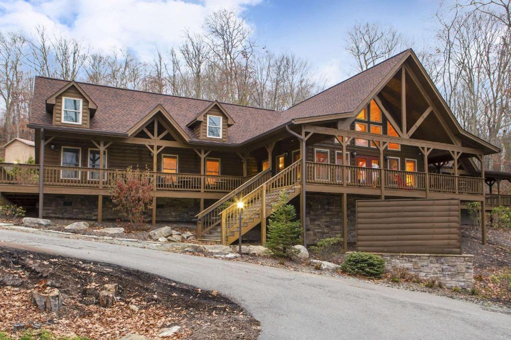 una gran casa de madera con techo de gambrel en Bluegreen Vacations Blue Ridge Village, an Ascend Resort, en Banner Elk