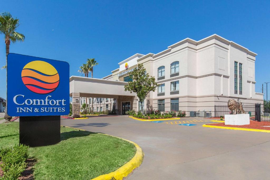uma estalagem e suites confiantes assinam em frente a um edifício em Comfort Inn & Suites SW Houston Sugarland em Houston