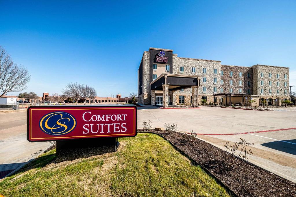 una señal frente a un edificio con patio en Comfort Suites Grand Prairie - Arlington North en Grand Prairie