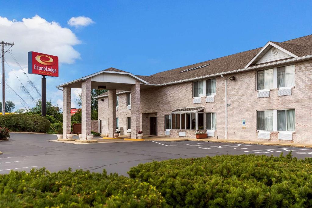 una vista frontal de un hotel con un cartel de bienvenida en Econo Lodge Inn & Suites Fairview Heights near I-64 St Louis en Fairview Heights