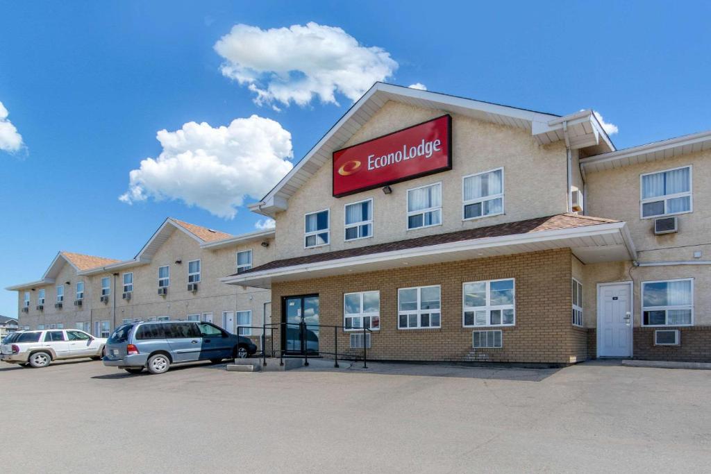 een gebouw met een bord voor een hotel bij Econo Lodge in Regina