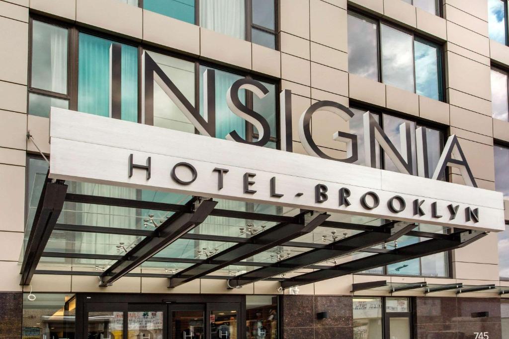 una señal para un hotel Brooklyn en Insignia Hotel, Ascend Hotel Collection, en Brooklyn