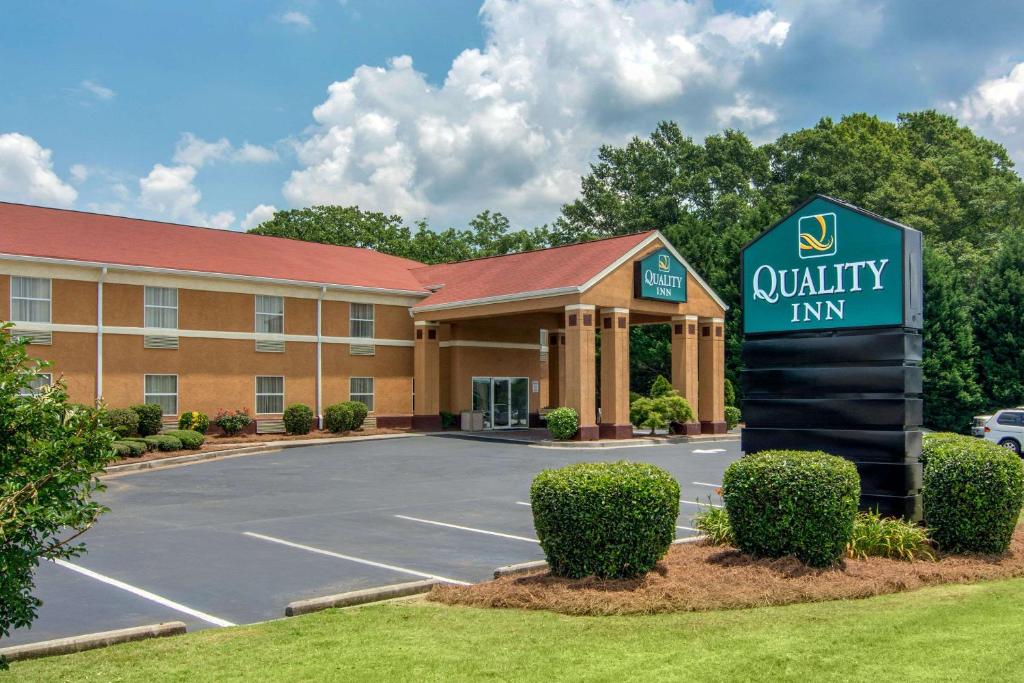 a hotel with a sign that reads quality inn at Quality Inn Loganville US Highway 78 in Loganville