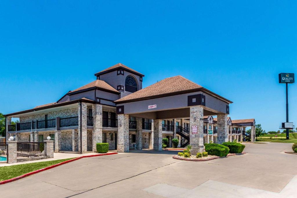 un grand bâtiment avec une tour d'horloge dans une rue dans l'établissement Quality Inn I-10 East near Frost Bank Center, à San Antonio