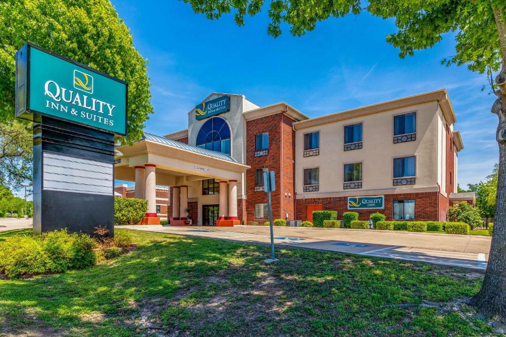 un hotel con un cartel frente a un edificio en Quality Inn & Suites en Lampasas