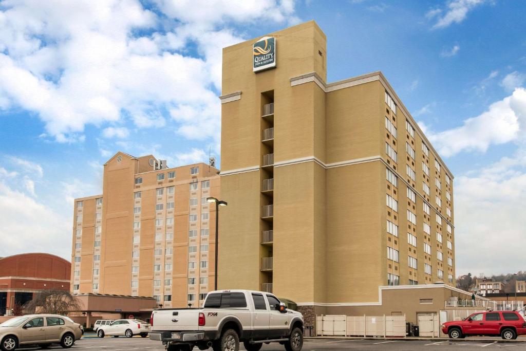 un grande edificio con un camion parcheggiato di fronte di Quality Inn & Suites a Charleston