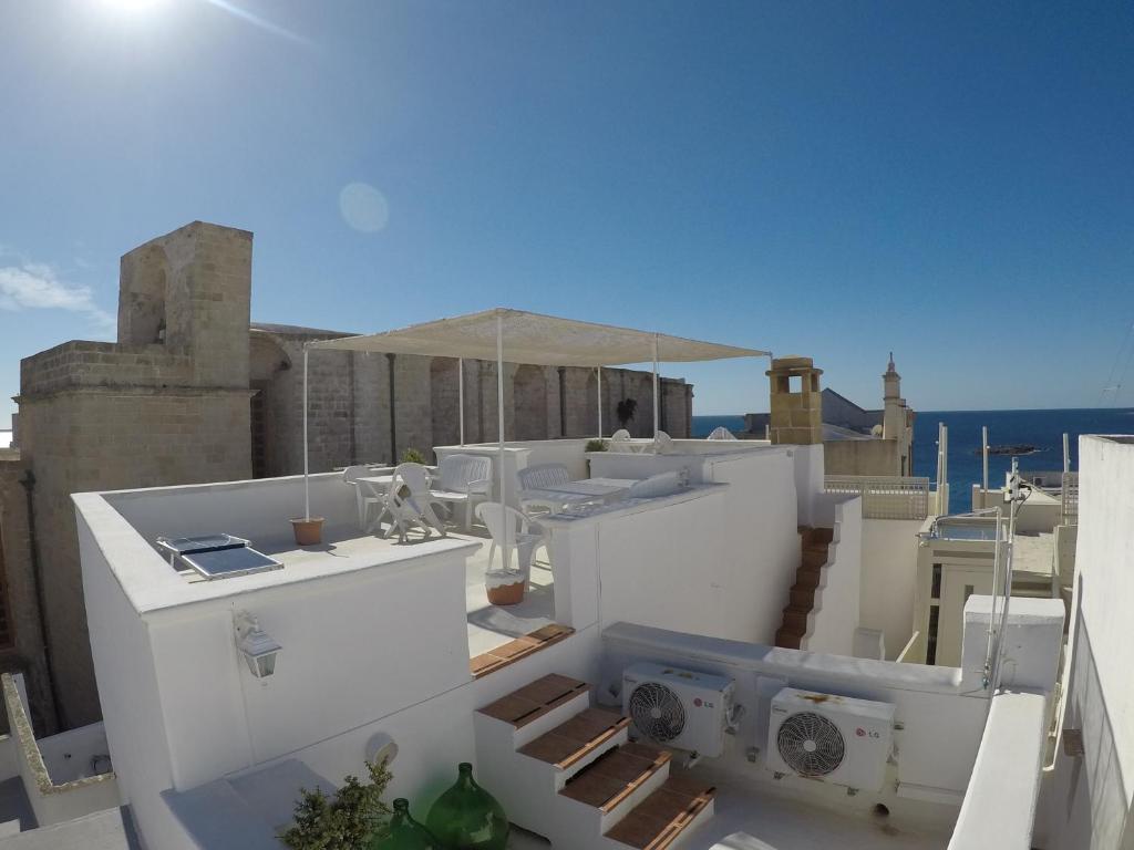 ガリポリにあるCorte De Noie Appartamenti Gallipoliの白い建物の屋根からの眺め