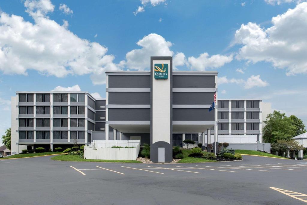 リッチモンドにあるQuality Inn and Conference Center Richmondの駐車場の看板のある建物