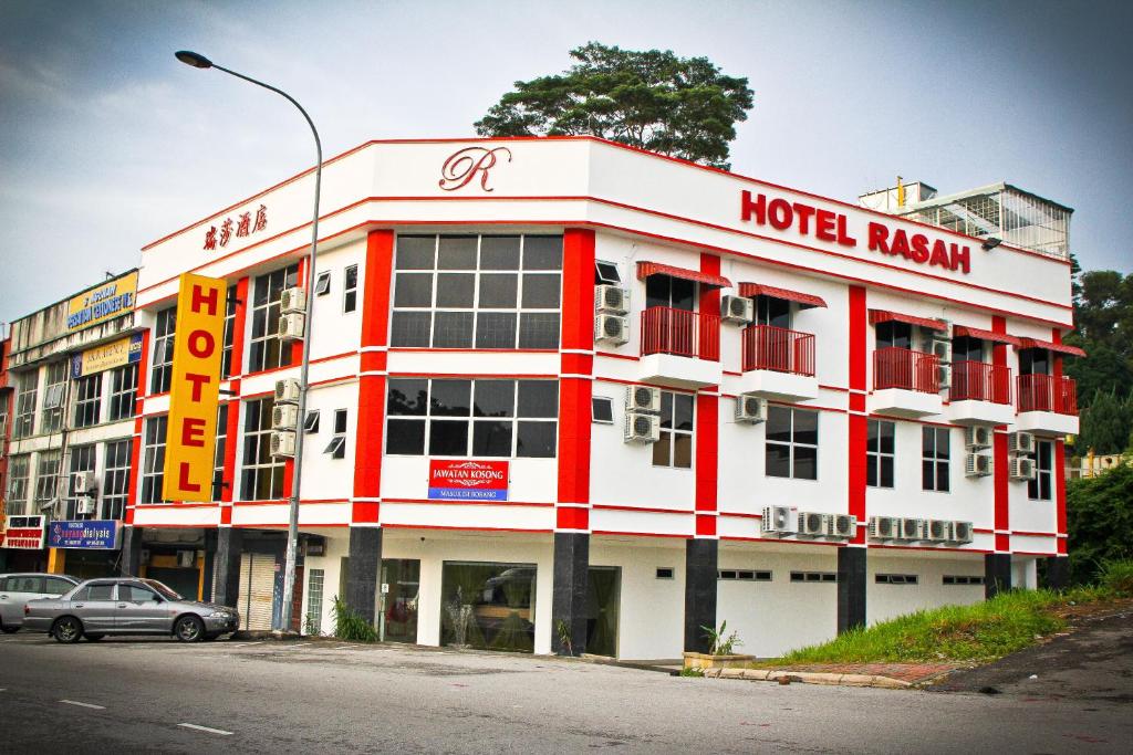 un edificio de hotel al lado de una calle en Hotel Rasah Seremban, en Seremban