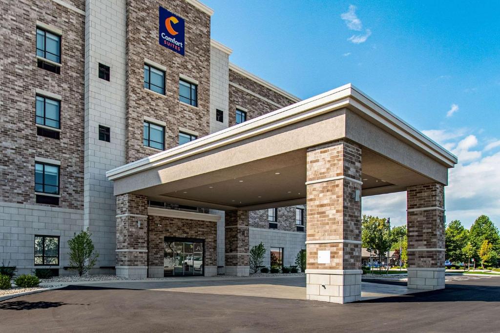 格羅夫市的住宿－Comfort Suites Grove City - Columbus South，酒店前方的 ⁇ 染