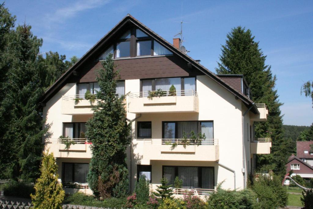 uma casa branca com janelas e plantas em Ferienresidenz Wurmbergblick em Braunlage
