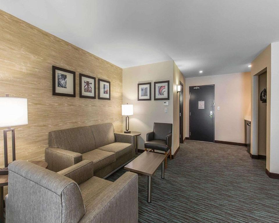 Een zitgedeelte bij Comfort Inn & Suites Airport North