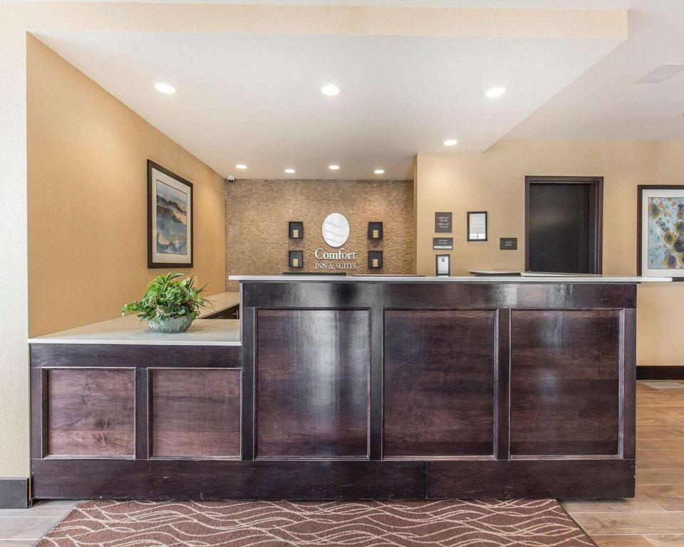 een lobby met receptie in een gebouw bij Comfort Inn & Suites Airport North in Calgary