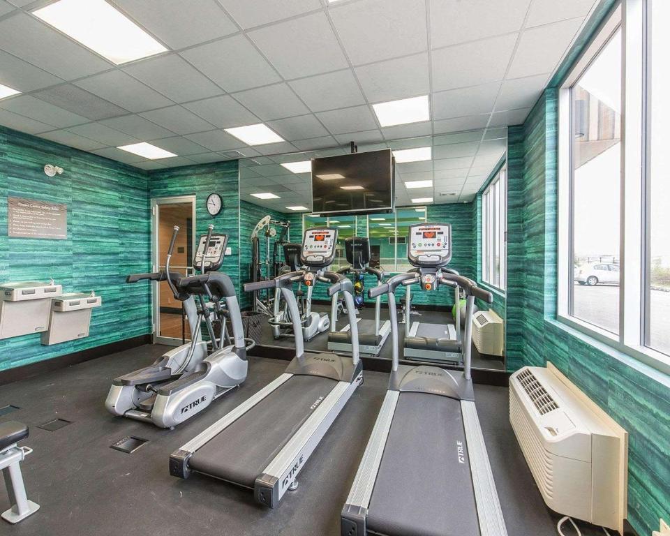 Het fitnesscentrum en/of fitnessfaciliteiten van Comfort Inn & Suites Airport North