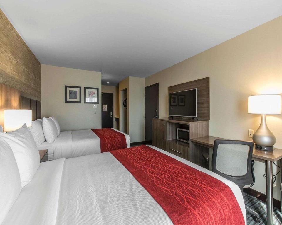 Een bed of bedden in een kamer bij Comfort Inn & Suites Airport North