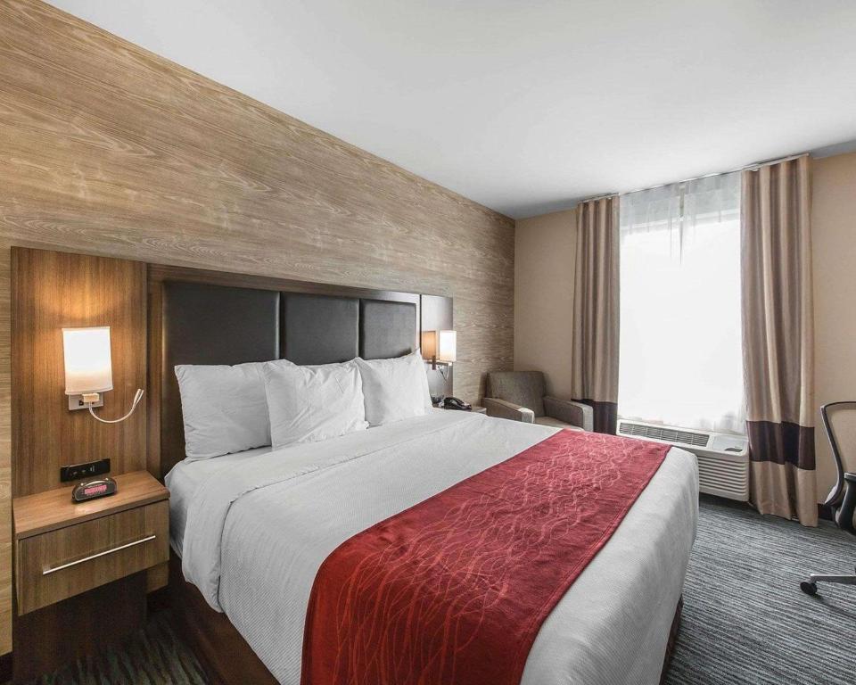 een hotelkamer met een groot bed en een raam bij Comfort Inn & Suites Airport North in Calgary