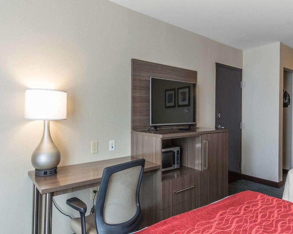 Een keuken of kitchenette bij Comfort Inn & Suites Airport North