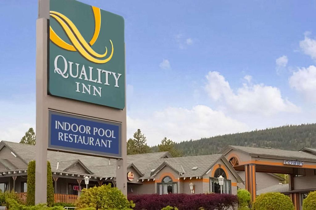 Quality Inn Merritt في ميريت: لافته امام نزل جبلي