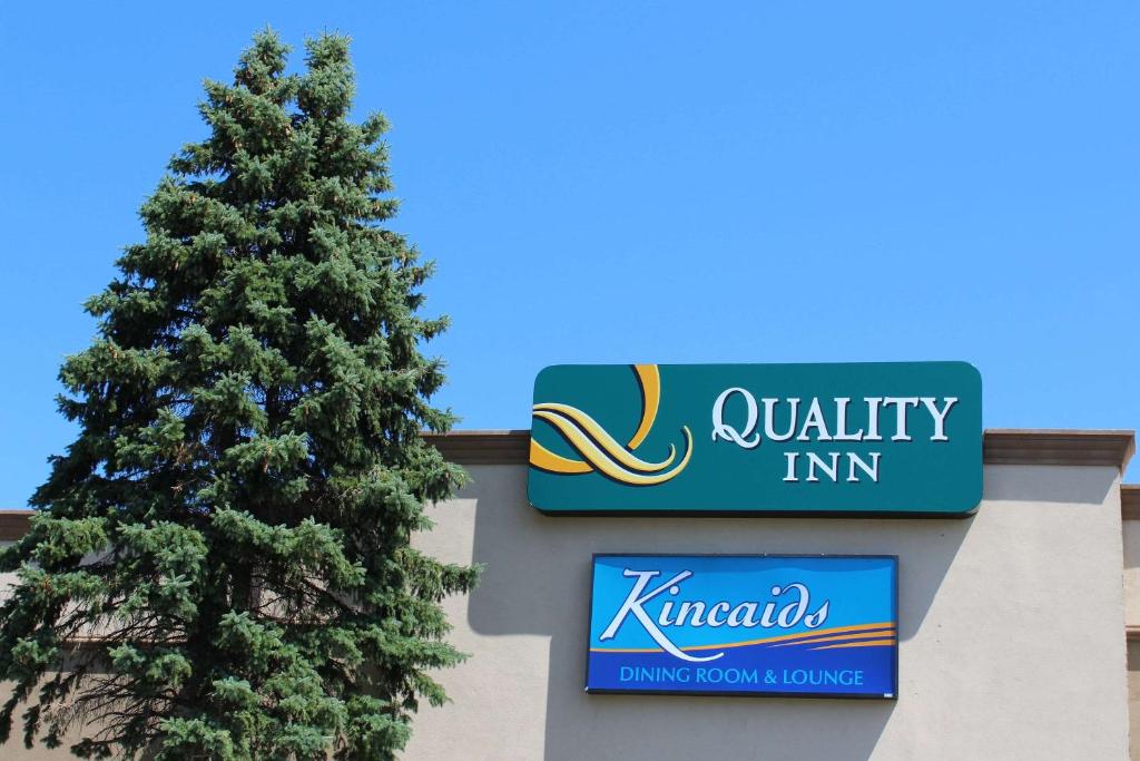 a street sign on the side of a building at Quality Inn Owen Sound in Owen Sound