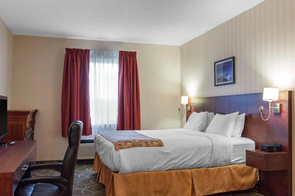 Postel nebo postele na pokoji v ubytování Quality Hotel & Suites