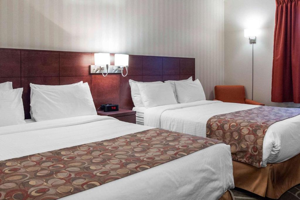 Postel nebo postele na pokoji v ubytování Quality Hotel & Suites
