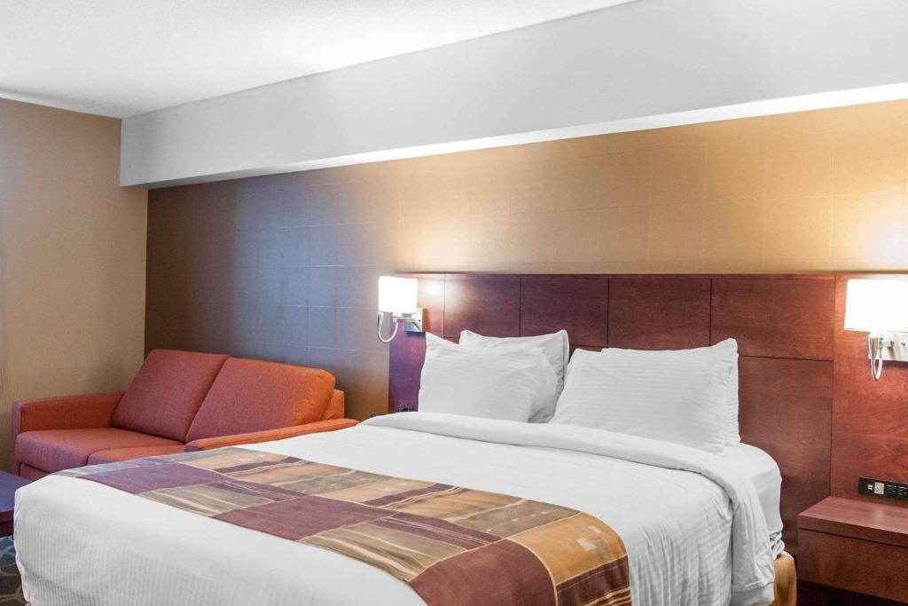 Postel nebo postele na pokoji v ubytování Quality Hotel & Suites