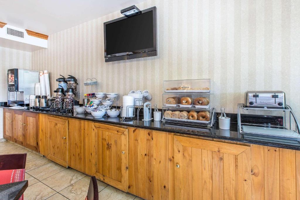 Comfort Suites Summit County photo