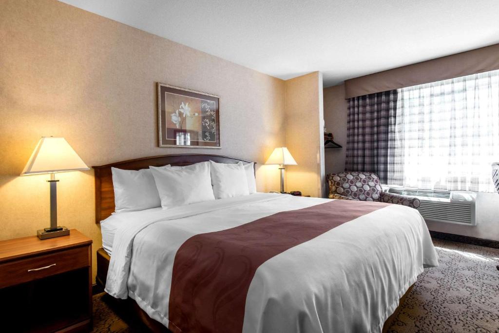 een hotelkamer met een groot bed en een raam bij Quality Inn Burlington in Burlington