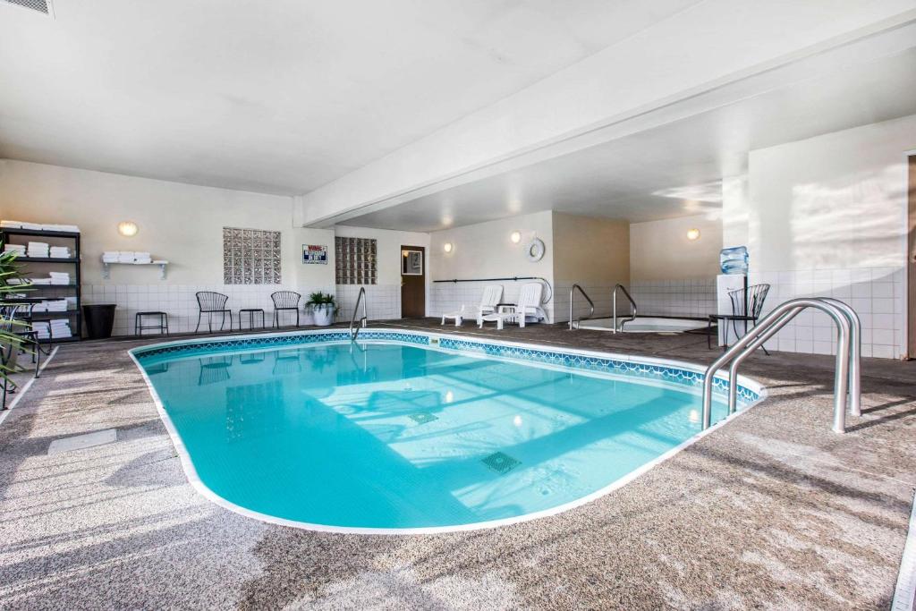 a large pool with blue water in a hotel room at Quality Inn and Suites Silverthorne - Copper Mountain in Silverthorne