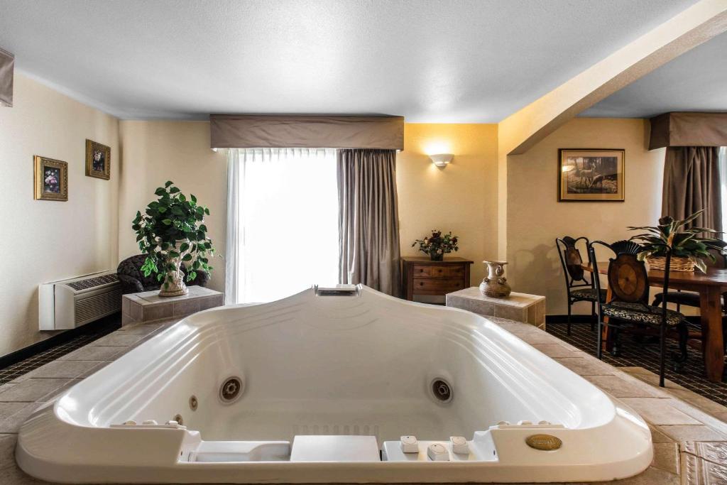 Quality Inn and Suites Silverthorne - Copper Mountain photo