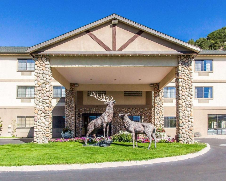 una estatua de dos jirafas delante de un edificio en Quality Inn & Suites Vail Valley, en Eagle