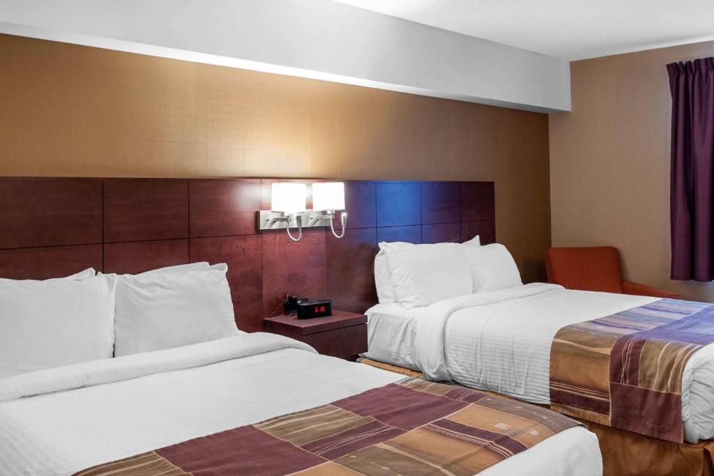 Postel nebo postele na pokoji v ubytování Quality Hotel & Suites