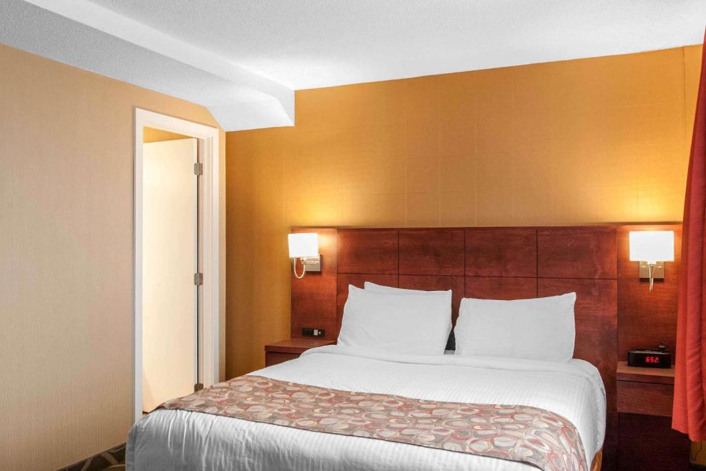 Postel nebo postele na pokoji v ubytování Quality Hotel & Suites