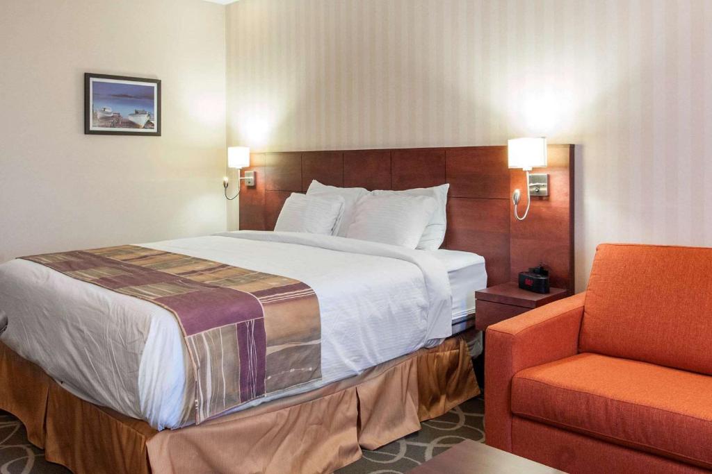 Postel nebo postele na pokoji v ubytování Quality Hotel & Suites