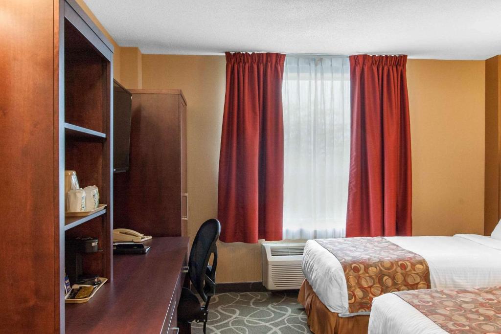 Postel nebo postele na pokoji v ubytování Quality Hotel & Suites