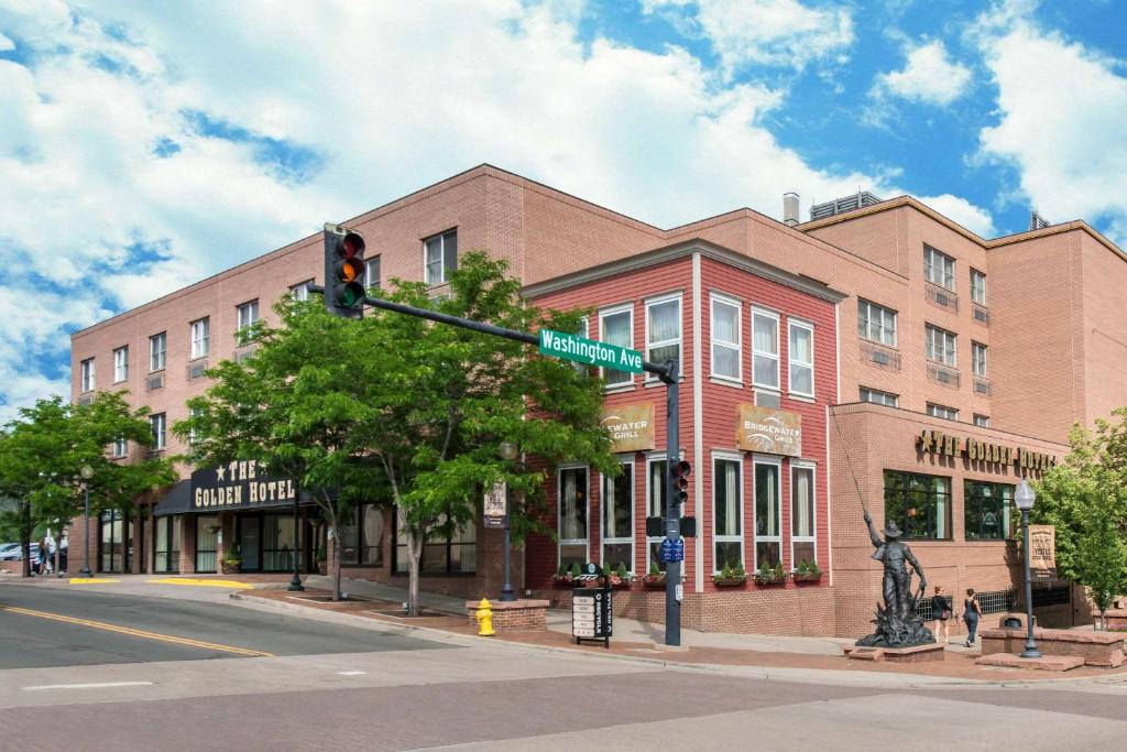 a traffic light in front of a brick building at The Golden Hotel, Ascend Hotel Collection in Golden