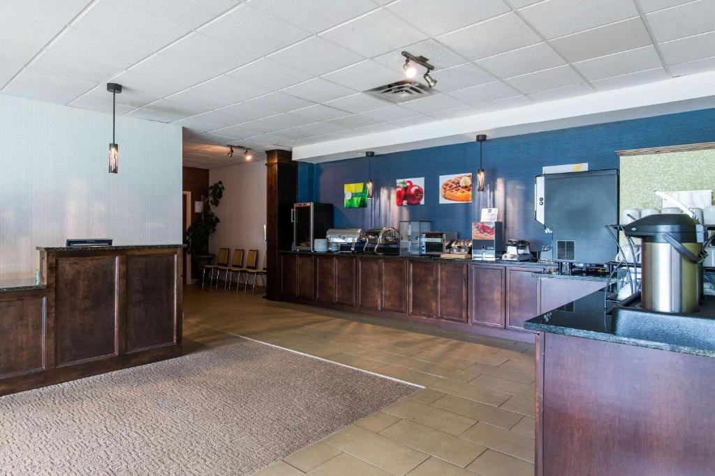Příslušenství pro přípravu čaje a kávy v ubytování Quality Hotel & Suites