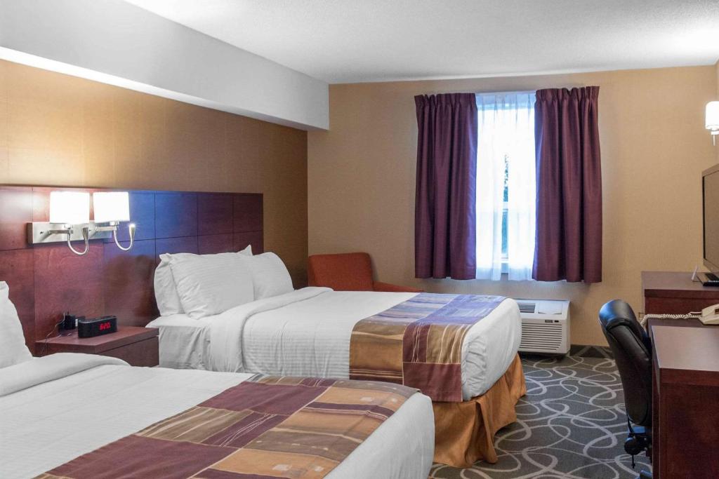 Postel nebo postele na pokoji v ubytování Quality Hotel & Suites