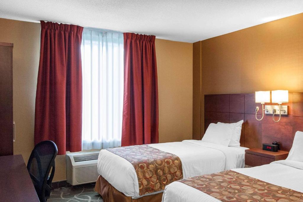 Postel nebo postele na pokoji v ubytování Quality Hotel & Suites
