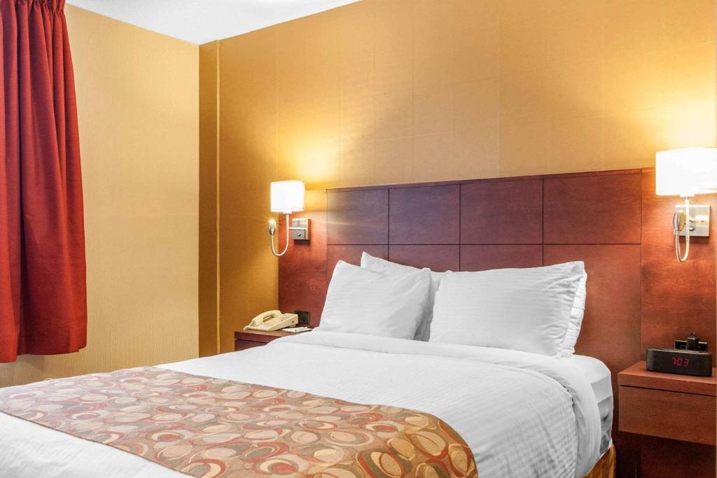 Postel nebo postele na pokoji v ubytování Quality Hotel & Suites